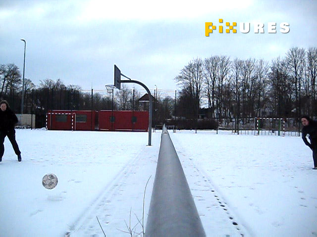 Zwei Fu&szlig;baller im Schnee